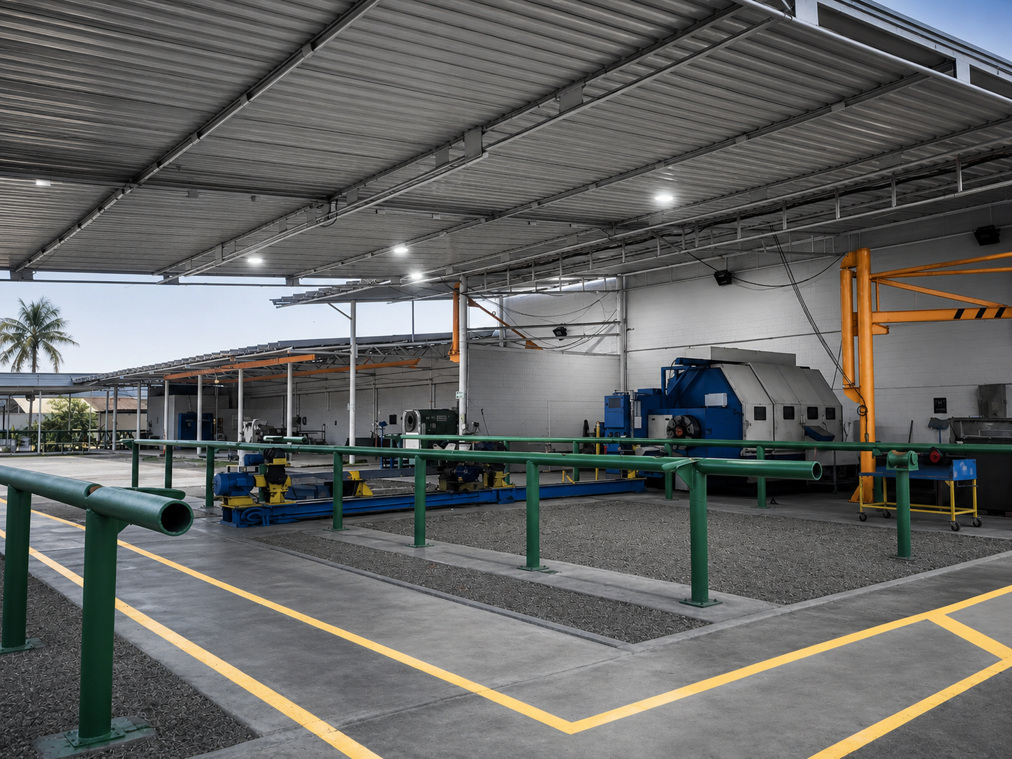 Área cubierta de maquinados con equipos industriales y líneas de trabajo