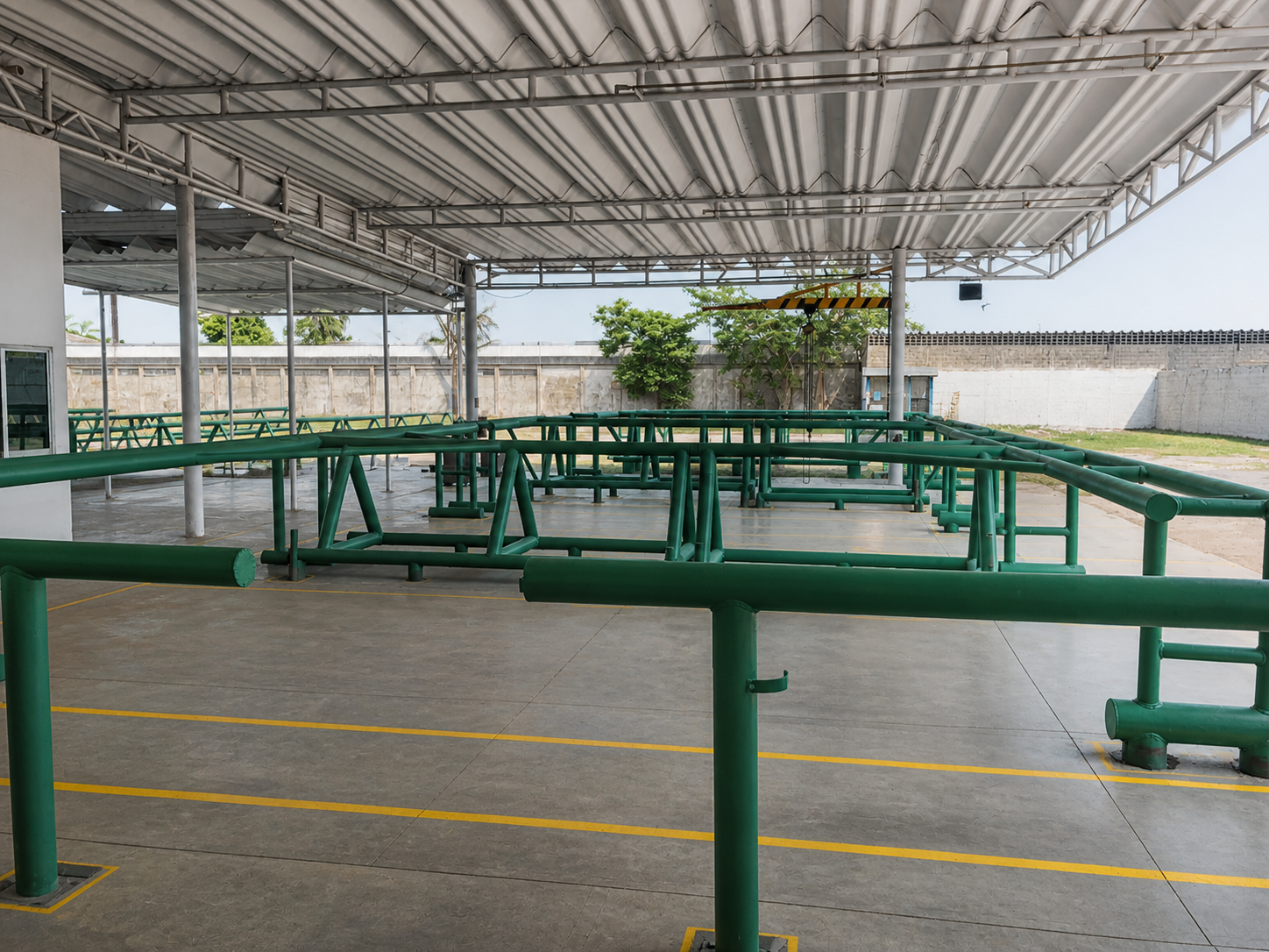 Área cubierta con bastidores metálicos de producción